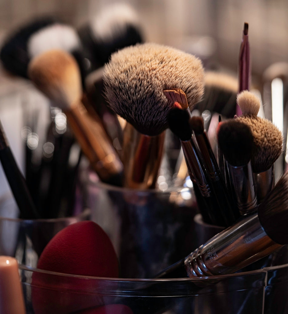 a cup filled with lots of makeup brushes